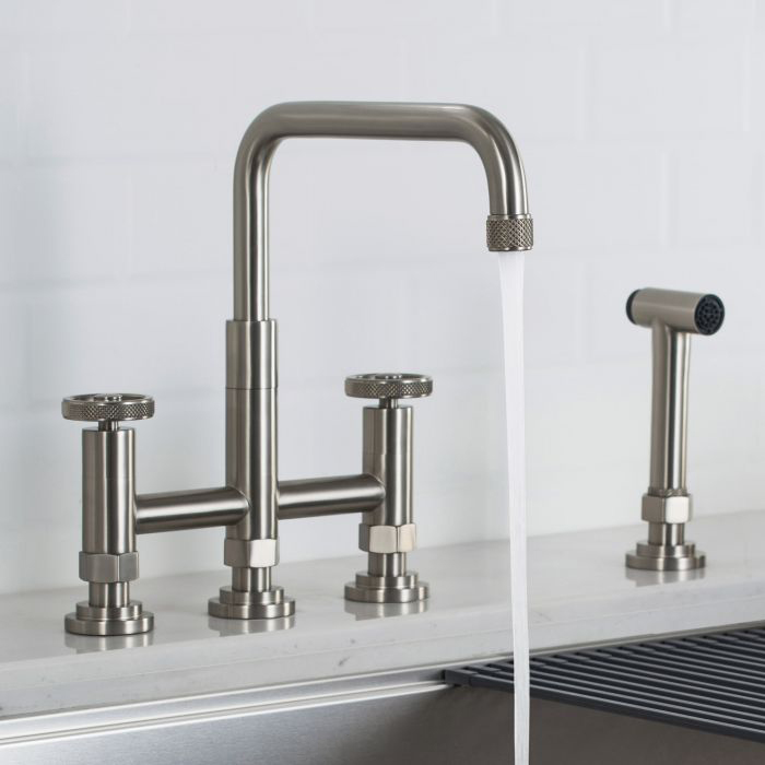 Aquacubic cUPC Classic American Spot Free Bridge Llave de cocina con rociador lateral